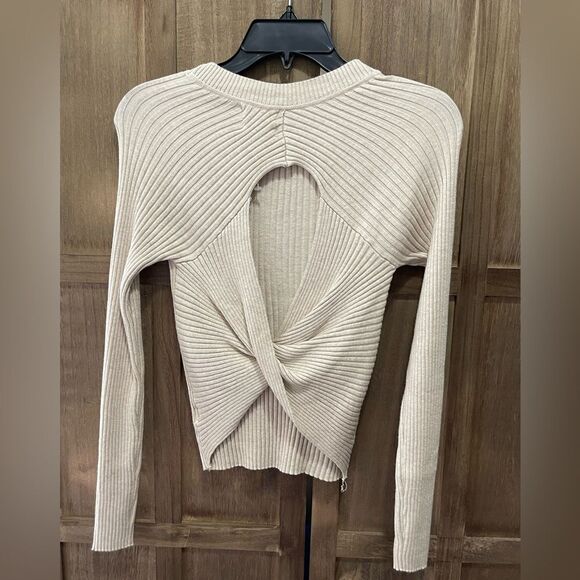 NWT Hippie Rose lightweight sweater with back opening. - Picture 1 of 2